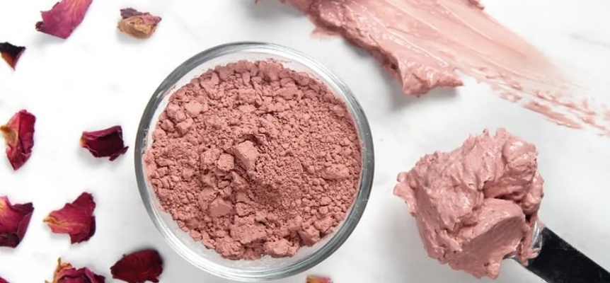 Рожева глина: чим вона корисна для краси та як правильно нею користуватися?